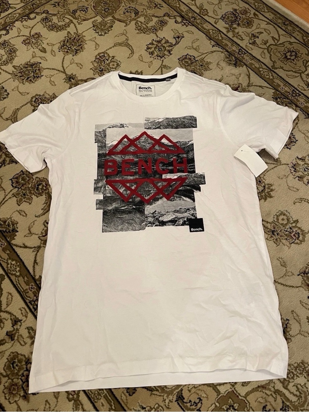 NWT Bench Men’s T-Shirt Short Sleeve Graphic White Tee Size Small